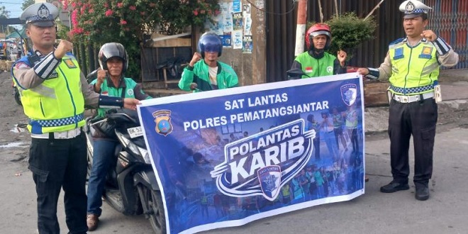 Petugas Sat Lantas menyosialisasikan keselamatan lalu lintas kepada pengendara ojol di Jl. Sutomo