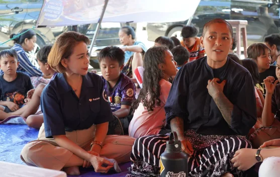 Penyaluran bantuan untuk warga Desa Adat Sade pasca kebakaran