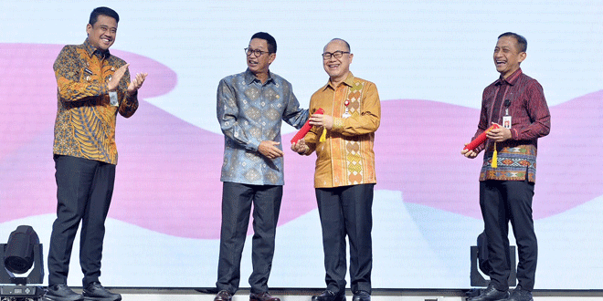 Gubernur Bobby Nasution saat pengukuhan Kepala OJK Provinsi Sumut Triyoga Laksito