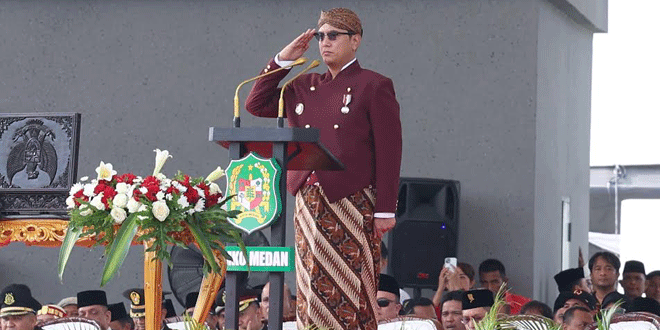 Kepala Bapenda M Agha Novrian mengenakan pakaian adat Simalungun di Lapangan Merdeka Medan