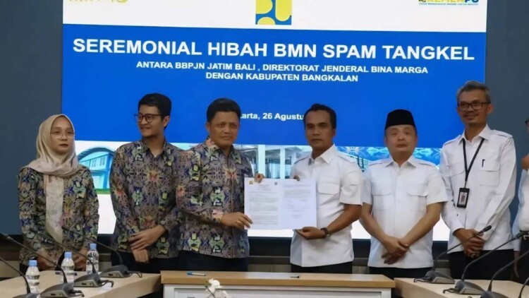 Serah terima simbolis SPAM Tangkel antara Kementerian PU dan Pemkab Bangkalan