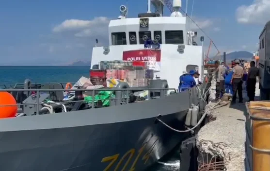 KP BIMA-7014 mengangkut logistik bantuan untuk korban gempa Flores