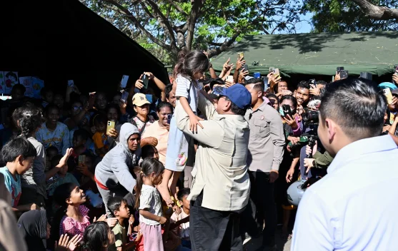 Presiden Prabowo berbicara dengan warga terdampak gempa di Nagekeo tentang MBG
