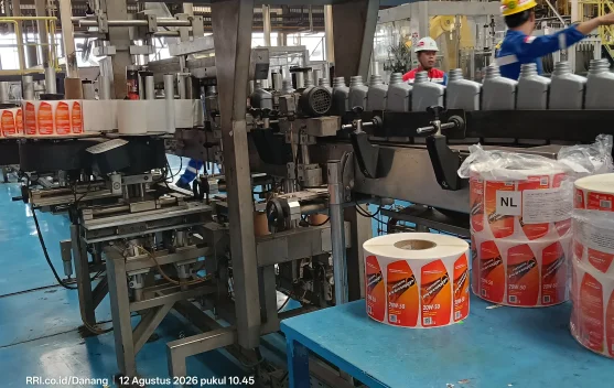 Pemeriksaan kemasan botol oli Pertamina dengan kode QR untuk memastikan keaslian produk
