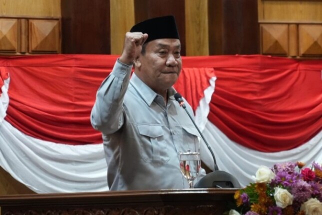 Proyek revitalisasi Alun-Alun Sidoarjo dengan pekerja dan alat berat di lokasi