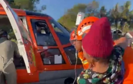 Helikopter Basarnas HR-3604 mengangkut tenaga kesehatan menuju Manggarai Timur pascagempa