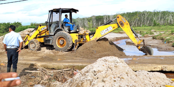 Alat berat dan warga mengeruk Sungai Pondok Pelita untuk atasi banjir di Serbelawan
