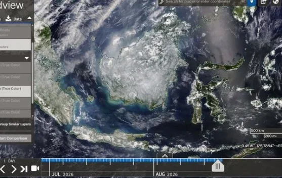 Citra satelit NOAA-20 menunjukkan selubung putih menyerupai asap di Kalimantan, 20 Agustus 2026