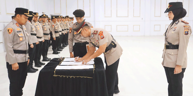 Kapolres Langkat memimpin serah terima jabatan di Aula Bharadaksa Polres Langkat