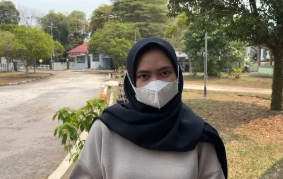 Warga Palangka Raya mengenakan masker di jalan karena kabut asap karhutla