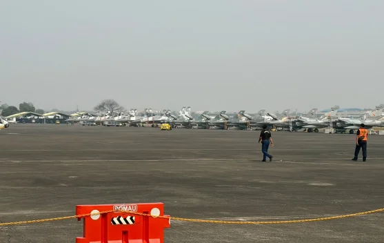 Pesawat TNI AU dan pengunjung saat Open Base di Lanud Halim Perdanakusuma