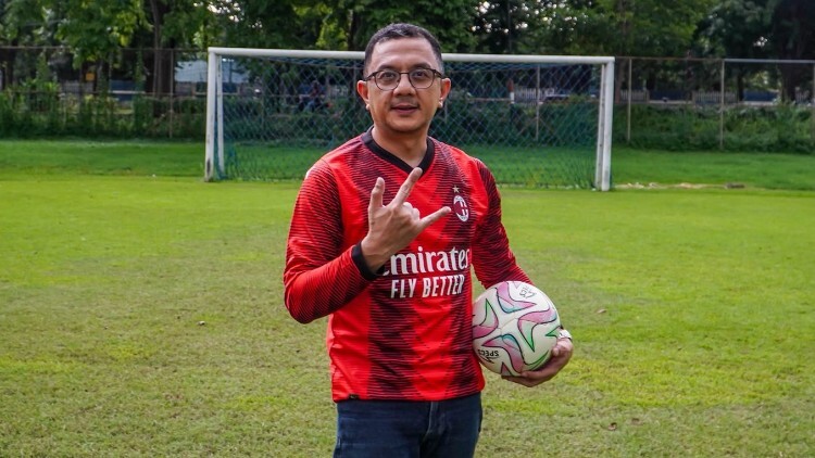 Anak-anak pemain sepak bola saat bertanding di lapangan Jawa Timur