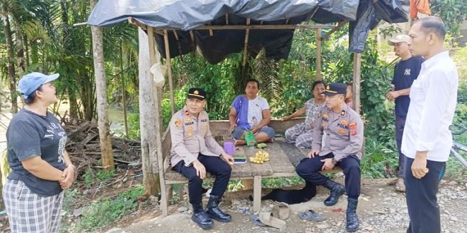 Personel Polsek Padang Tualang patroli di jembatan darurat Bukit Lawang–Tangkahan