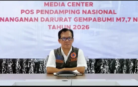 Pengungsi di tenda darurat setelah gempa magnitudo 7,7 di Nusa Tenggara Timur