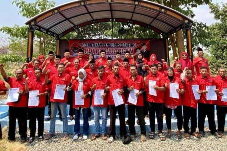 Suasana pelantikan pengurus ranting PDI Perjuangan Kabupaten Tuban