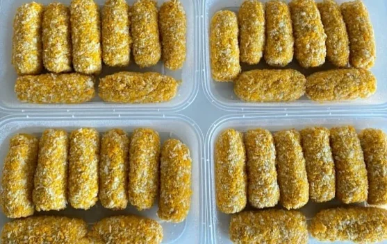 Stick mozzarella dengan lelehan keju yang menggoda dan pencahayaan yang baik