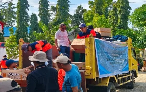 Distribusi bantuan KLH untuk korban gempa NTT berupa paket sembako dan tangki air bersih