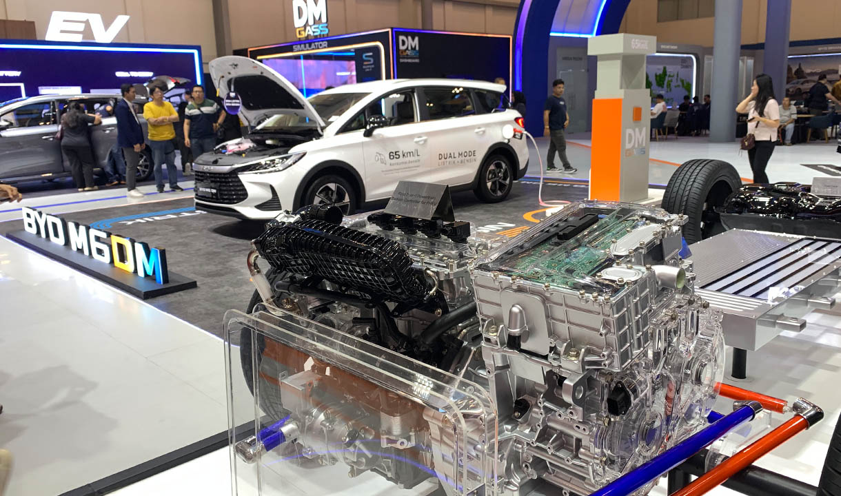 BYD M6 DM-i dipajang, menampilkan MPV dan logo BYD