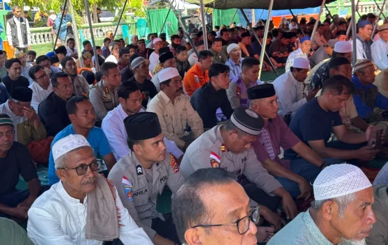 Wapres Gibran salat Jumat bersama warga terdampak gempa di Masjid Nurul Huda Reo Manggarai