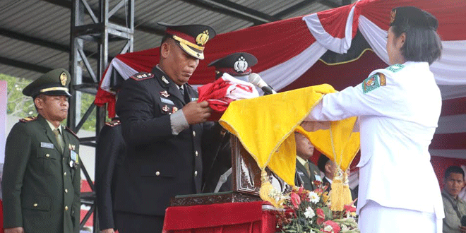 Kapolres memimpin upacara penurunan bendera Merah Putih di Lapangan Dobana Serbalawan