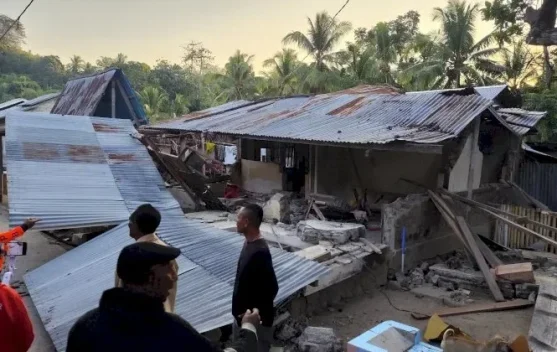 Tim BMKG melakukan survei lapangan pascagempa di Flores untuk memetakan dampak dan kondisi tanah NTT