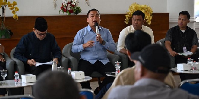 Direktur PD AIJ Sumut menyampaikan target kontribusi PAD pada konferensi pers