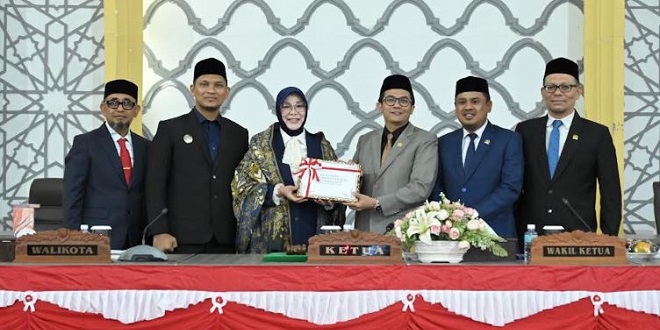 Wali Kota menyerahkan dokumen RKUA-PPAS kepada pimpinan DPRK di ruang paripurna Banda Aceh
