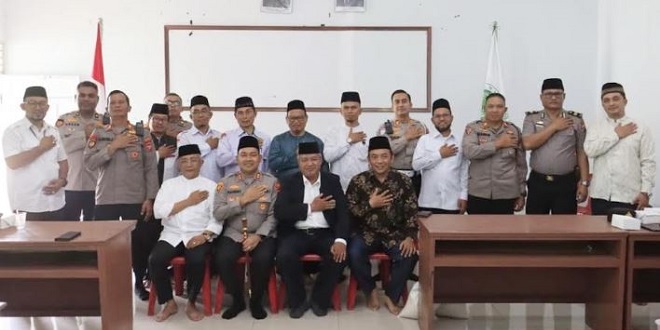 Kapolres Langkat berjabat tangan dengan pengurus MUI di kantor MUI Kabupaten Langkat