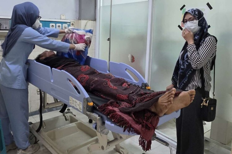 Petugas dan anggota dewan mendampingi pasien di RSUD Dr. Haryoto Lumajang
