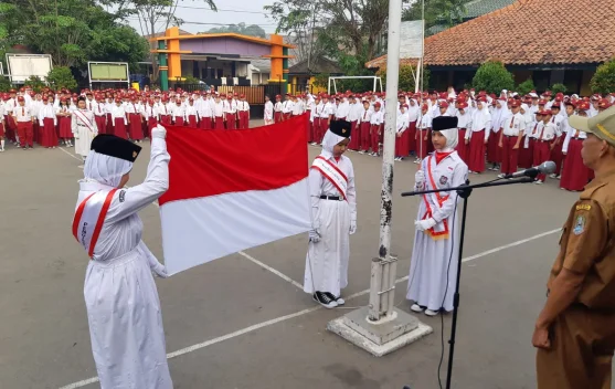 Bendera Merah Putih dikibarkan di tiang depan gedung pada perayaan kemerdekaan
