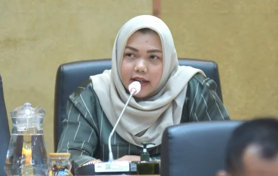 Tim pemadam dan relawan memadamkan kebakaran hutan di Kalimantan Selatan