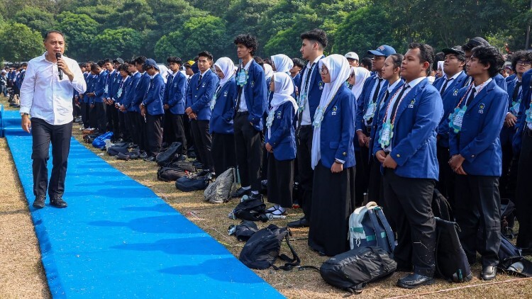 Wali Kota Surabaya Eri Cahyadi memberi sambutan pada pengukuhan mahasiswa baru ITS