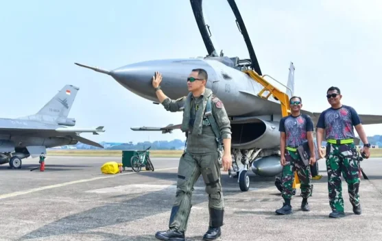 Prajurit TNI AU berbaris hormat saat upacara, menggambarkan disiplin dan kehormatan