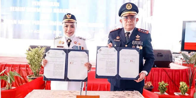 Bupati Maya Hasmita menyerahkan remisi secara simbolis di Lapas Kelas IIA Rantauprapat