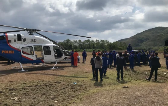 Pesawat Polri memuat bantuan logistik untuk korban gempa NTT di Bandara