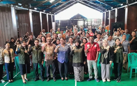Siswa dan guru menggunakan perangkat digital di sekolah SMP Agats, Kabupaten Asmat