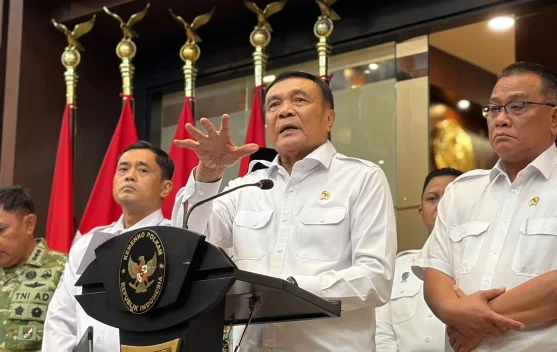 Tim pemadam karhutla berupaya padamkan api di lahan gambut
