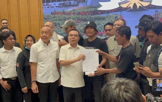 Pimpinan DPR menandatangani komitmen RUU Perampasan Aset bersama perwakilan AMPB di Kompleks Parlemen