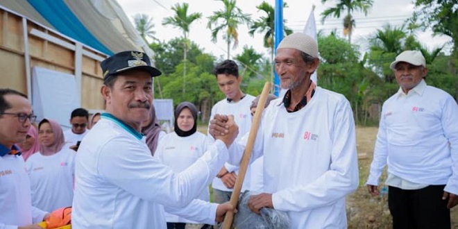 Petani dan warga gotong royong membersihkan saluran irigasi di Gampong Piyeung Mon Ara, Kecamatan Montasik, Aceh Besar