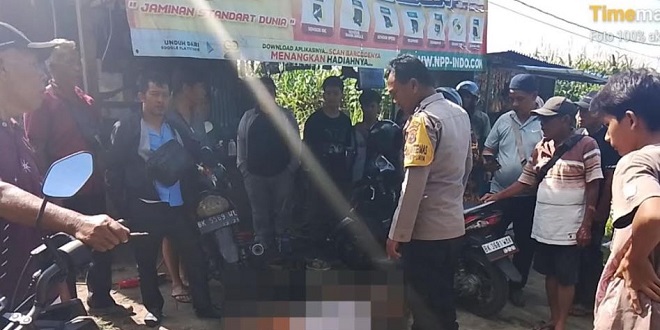 Ilustrasi polisi memeriksa lokasi kejadian di jalan tempat seorang pria ditemukan meninggal