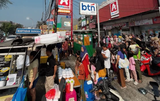 Pembagian makanan gratis ASC bersama UMKM di Kebon Bawang