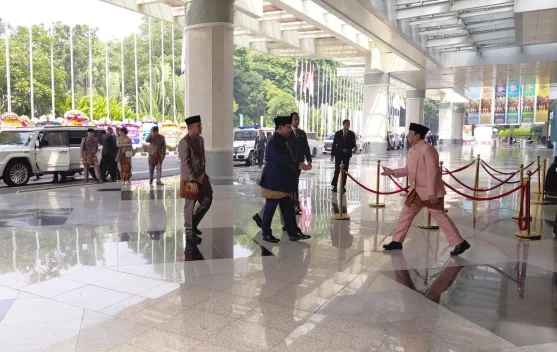 Presiden Prabowo melambaikan tangan saat tiba di JCC untuk akad nikah Sekpri Rizky Irmansyah