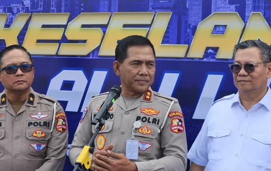 Petugas lalu lintas dan pengemudi ojol dalam kampanye keselamatan berlalu lintas