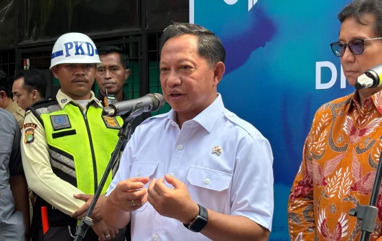 Mendagri Tito Karnavian menjelaskan kebijakan akta kelahiran digital di Puskesmas Pasar Minggu