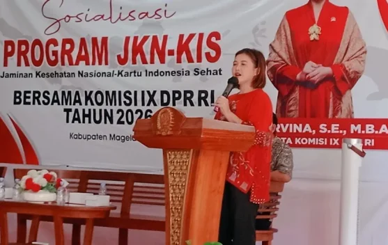 Calon pegawai berjalan tanpa alas di atas bara api saat pelatihan BPJS Ketenagakerjaan