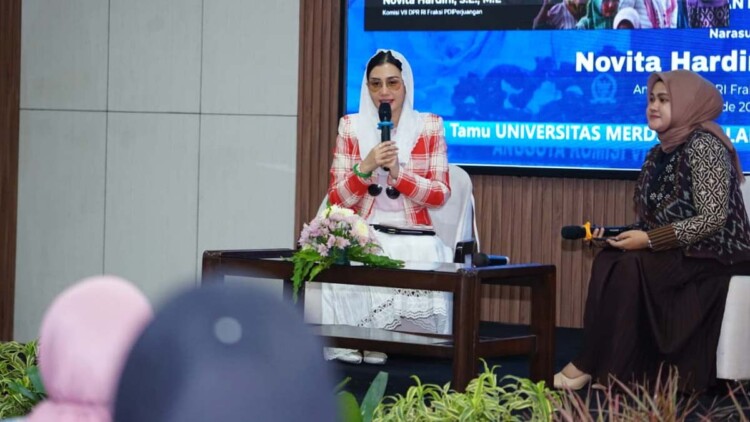 Novita Hardini memberi kuliah tamu di Universitas Merdeka Malang Kampus PDKU Ponorogo