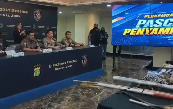Polisi mengamankan massa di sekitar gedung DPR setelah kericuhan malam hari