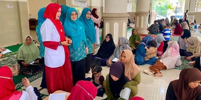 Pemeriksaan kesehatan gratis dan pelacakan TBC di Gampong Lampeneurut Ujong Blang