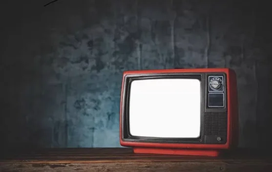 Ilustrasi sejarah televisi Indonesia dan logo TVRI sejak 1962
