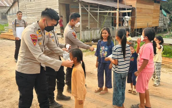 Petugas Polri dan Bhabinkamtibmas sosialisasi pencegahan karhutla kepada warga